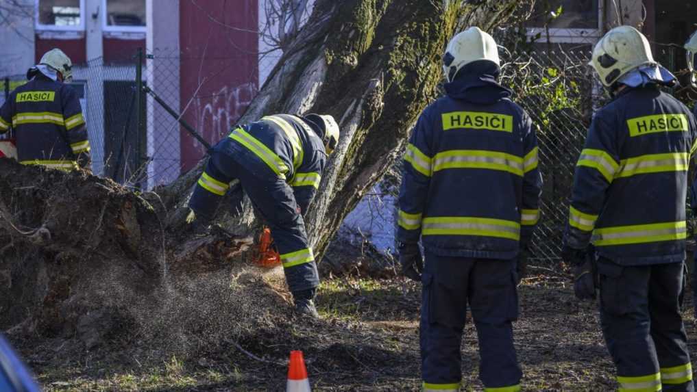 Desiatky hasičov odstraňovali následky silného vetra v Trenčianskom kraji