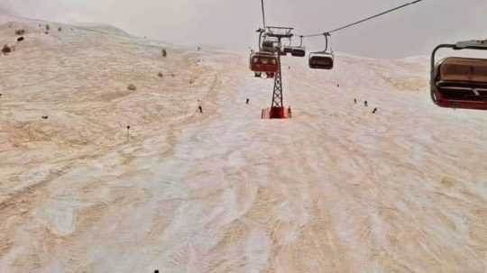 Fotka z talianskeho lyžiarskeho strediska, kde saharský piesok pokryl sneh.