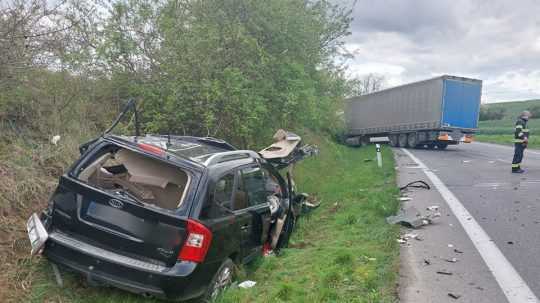 Zničené auto po čelnej zrážke s kamiónom na Záhorí.