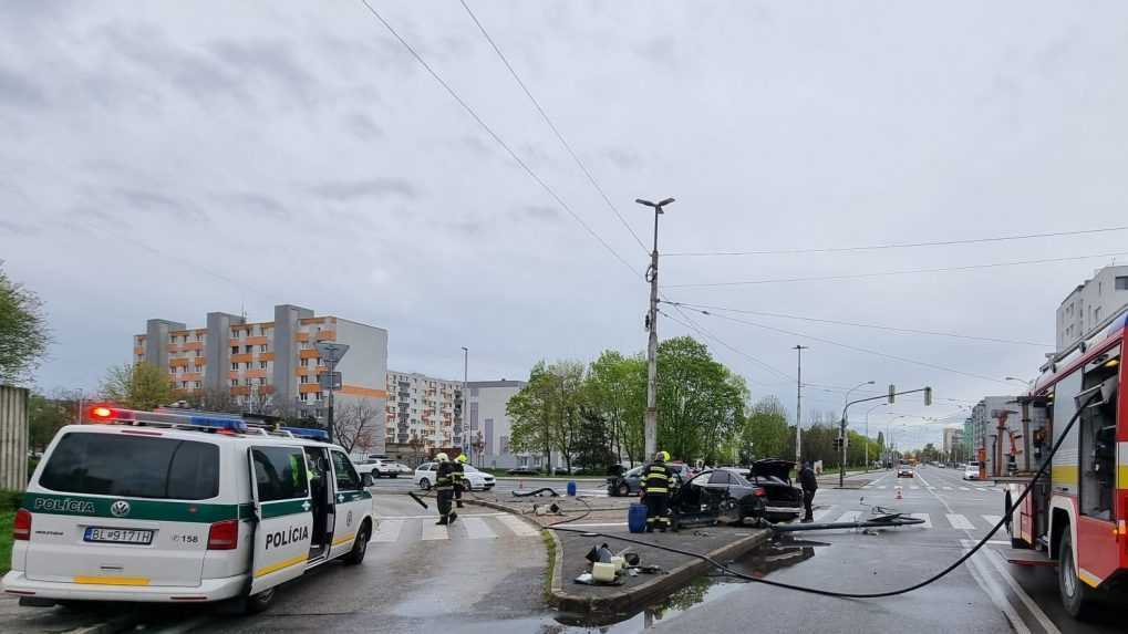 V Bratislave sa zrazili tri autá. V jednom z nich sa nachádzali deti