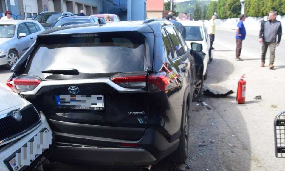 Vodič smetiarskeho automobilu zdemoloval osobné auto a ďalších sedem poškodil