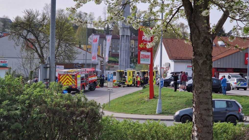 Pred českým supermarketom vrazilo do ľudí auto. Medzi zranenými sú aj deti