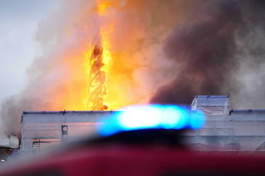 VIDEO Požiar ikony Kodane: Hasenie komplikovalo lešenie, ľudia zachraňovali aj vzácne maľby