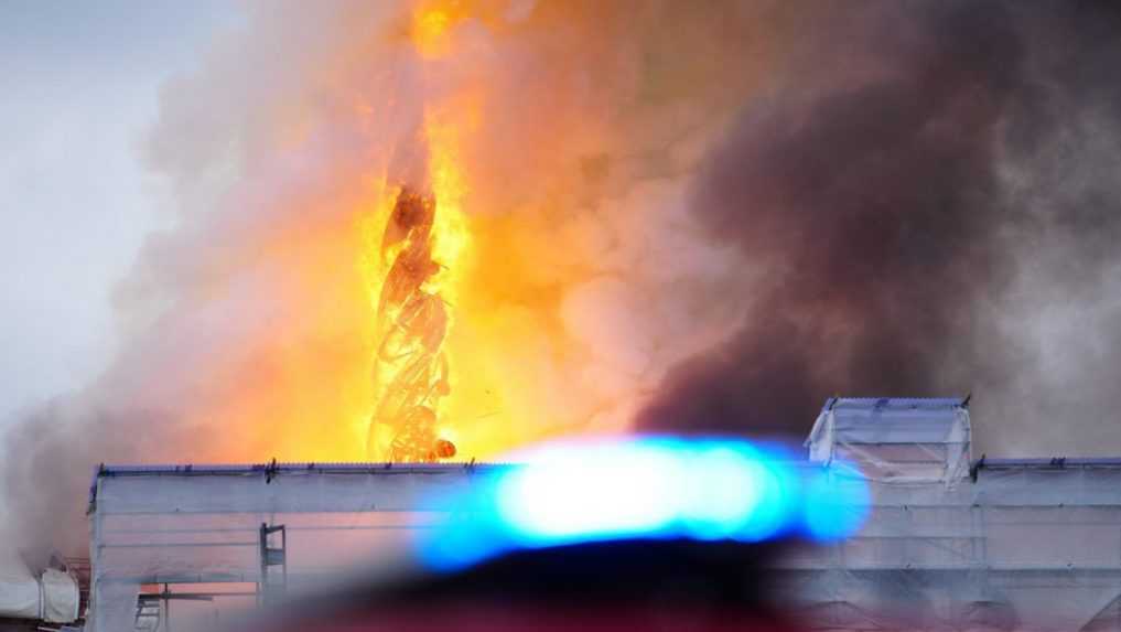 Požiar budovy burzy cenných papierov v Kodani.