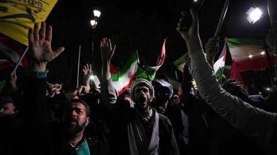 Iránski demonštranti počas protiizraelského zhromaždenia pred britským veľvyslanectvom v Teheráne.