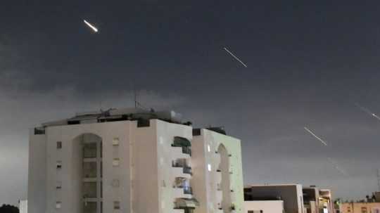 Izraelský systém protivzdušnej obrany zneškodňuje iránske drony a rakety, ktoré mieria na Izrael.