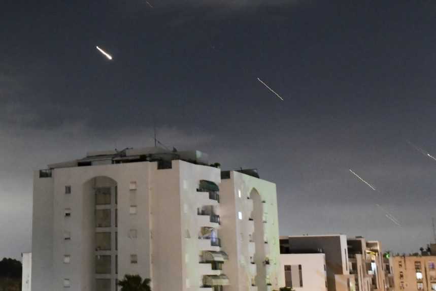 Irán zaútočil na Izrael dronmi a raketami, Tel Aviv väčšinu zničil, veľké škody nenapáchali