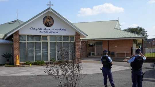 Policajná hliadka pred kostolom Krista Dobrého pastiera na predmestí Wakely v západnej časti austrálskeho Sydney.
