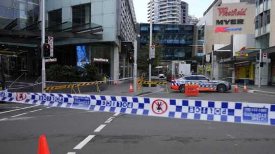 Austrálska polícia blokovala ulicu neďaleko miesta činu v Sydney po tom, ako bolo v nákupnom centre dobodaných niekoľko ľudí.