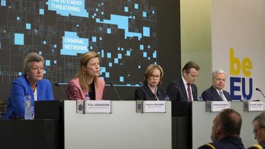 Ylva Johansson, Annelies Verlinden, Catherine De Bolle, Paul Van Tigchelt a Didier Reynders počas tlačovej konferencie Europolu.
