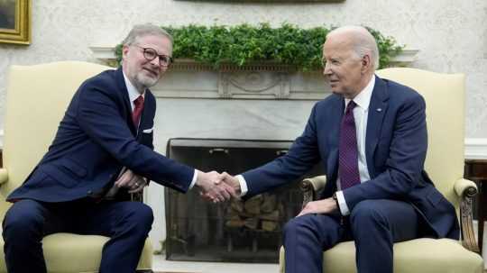 Americký prezident Joe Biden (vpravo) a český premiér Petr Fiala si podávajú ruky počas stretnutia v Oválnej pracovni Bieleho domu.