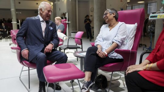 Britský kráľ Karol III. sa stretol s pacientkou počas jeho návštevy University College Hospital Macmillan Cancer Centre v Londýne.