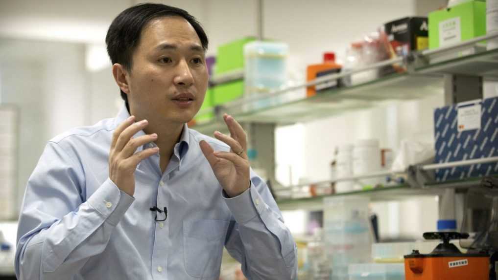 Čínsky vedec, ktorý geneticky upravoval ľudské embryá, po návrate z väzenia pokračuje v práci
