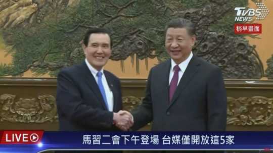 Na snímke čínsky prezident a bývalý taiwanský prezident.