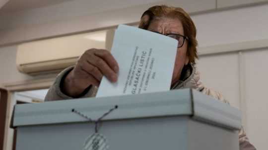 Na snímke volička odovzdáva svoj hlas vo volebnej miestnosti v chorvátskom Záhrebe.