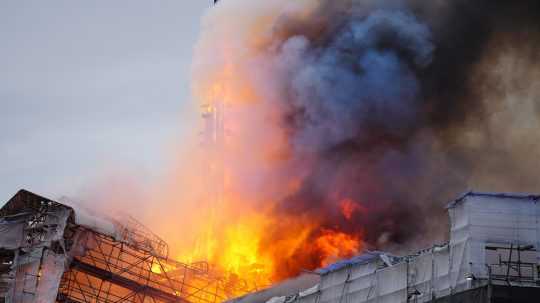 Oheň zachvátil aj vežu ikonickej stavby v hlavnom meste Dánska.