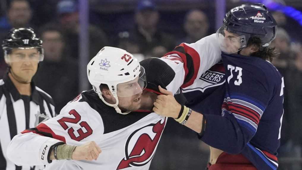 NHL: Zápas medzi Rangers a Devils sa začal hromadnou bitkou, Tatar bez šance na play-off