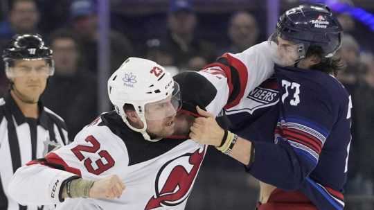 NHL: Zápas medzi Rangers a Devils sa začal hromadnou bitkou, Tatar bez šance na play-off