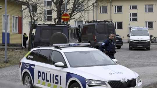 Policajti a vozidlá na mieste činu na všeobecnej škole Viertola vo fínskom meste Vantaa v utorok 2. apríla 2024.