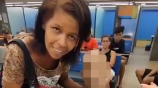 Na snímke žena s mŕtvolou muža v banke v Brazílii.