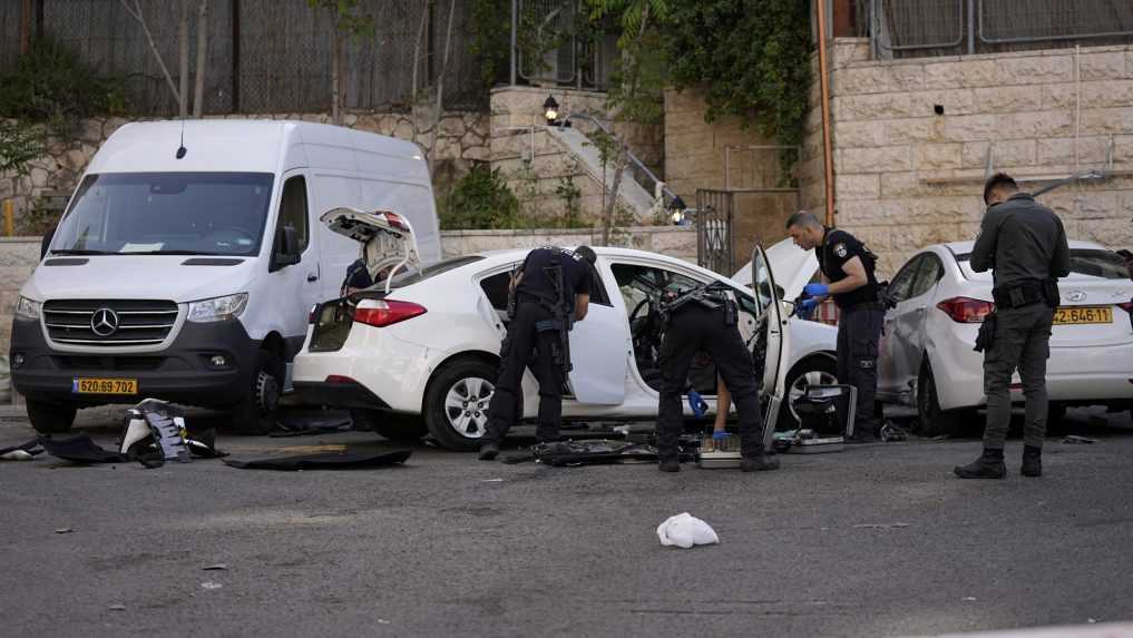 Útočníci v Jeruzaleme vrazili autom do skupiny ľudí, potom sa na nich pokúsili strieľať