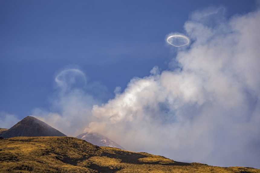 FOTO: Sopka Etna sa postarala o prírodné divadlo, išlo o vzácny jav