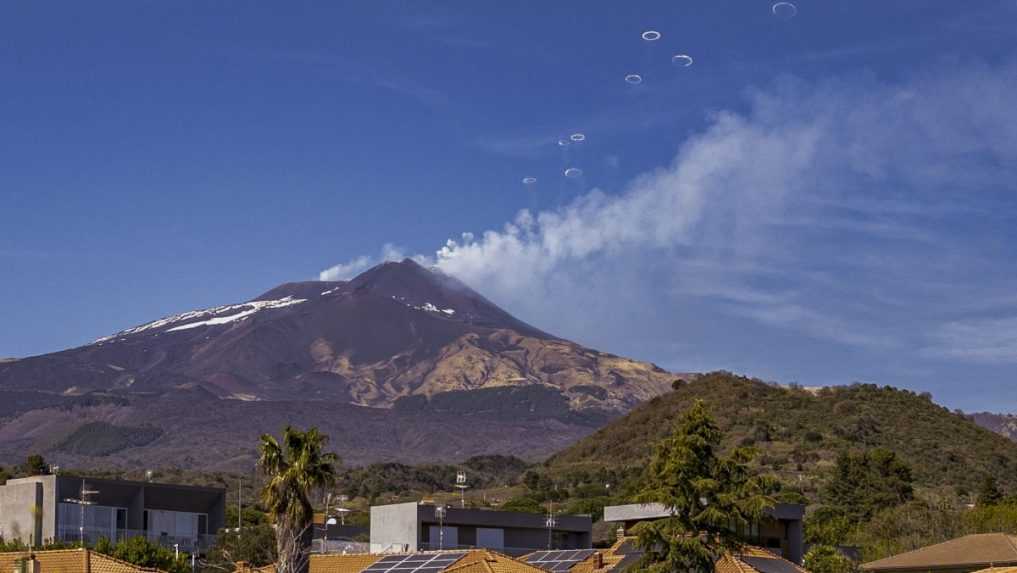 FOTO: Sopka Etna sa postarala o prírodné divadlo, išlo o vzácny jav