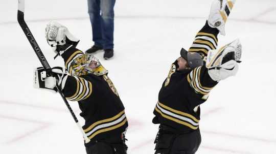 Jeremy Swayman (vľavo) a Linus Ullmark z Bostonu Bruins oslavujú víťazstvo tímu nad Torontom Maple Leafs.