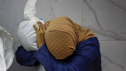 Na snímke, ktorá získala cenu World Press Photo roka, je 36-ročná Palestínčanka Inas Abu Maamar, ako objíma telo svojej 5-ročnej netere Saly, ktorá zahynula pri izraelskom útoku, v nemocnici Nasír v Chán Júnise na juhu Pásma Gazy, 17. októbra 2023.