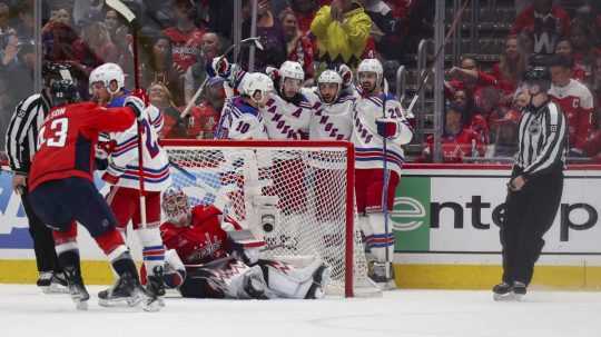 Hráči New Yorku Rangers oslavujú gól vo štvrťfinále proti Washingtonu Capitals.