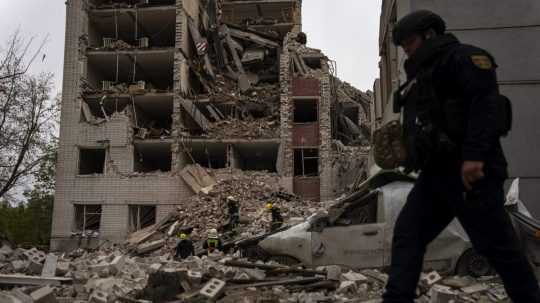 Hasiči pracovali na budove, ktorá bola čiastočne zničená po ruskom bombardovaní v ukrajinskom Černihove v stredu 17. apríla 2024.