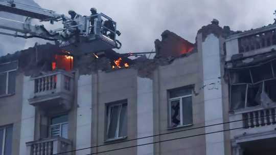 Na snímke ukrajinskej záchrannej služby záchranári pracujú na mieste, kde sa nachádza budova poškodená po útoku ruskej armády v ukrajinskom Dnipre v piatok 19. apríla 2024.