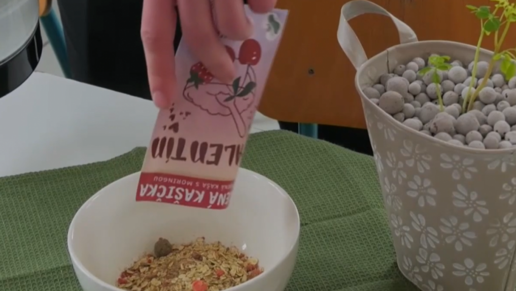 Študenti gymnázia v Tisovci vyrábajú „spomaľovač starnutia“, ide o špeciálnu kašu