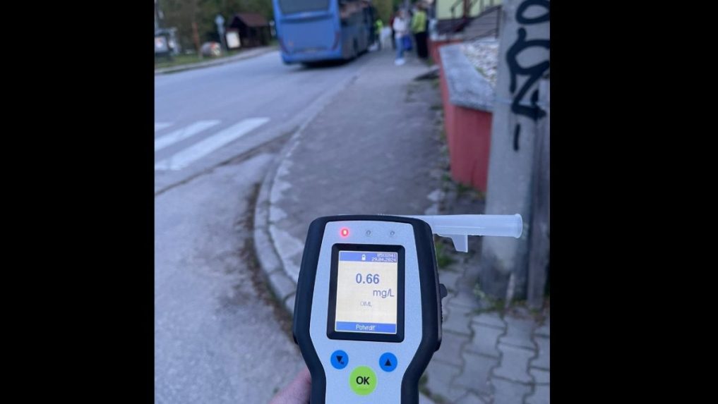 Opitý vodič autobusu skončil v cele: Nafúkal 1,4 promile