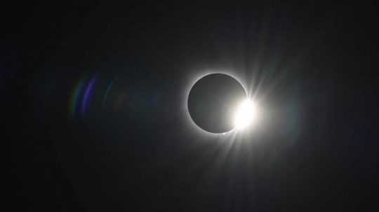 Diamantový prsteň je vidieť počas úplného zatmenia Slnka viditeľného z Arlingtonu v Texase.