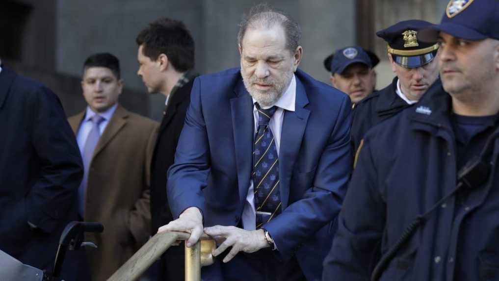 Bývalého producenta Harveyho Weinsteina po jeho návrate do väznice hospitalizovali