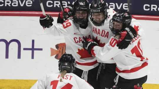 Na snímke kanadské hokejistky oslavujú gól.
