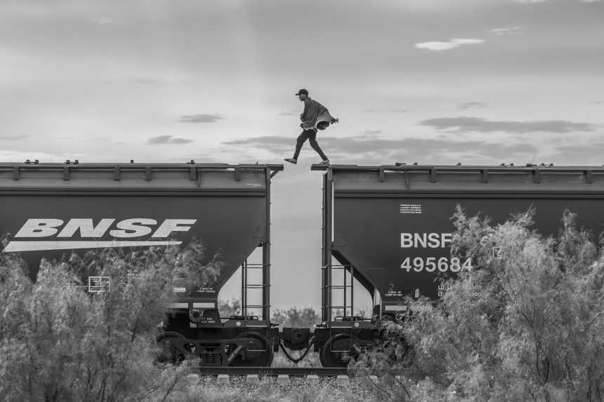 Migrant krÃƒÂ¡Ã„Âa po streche nÃƒÂ¡kladnÃƒÂ©ho vlaku znÃƒÂ¡meho ako Beast na ceste k hraniciam s USA.