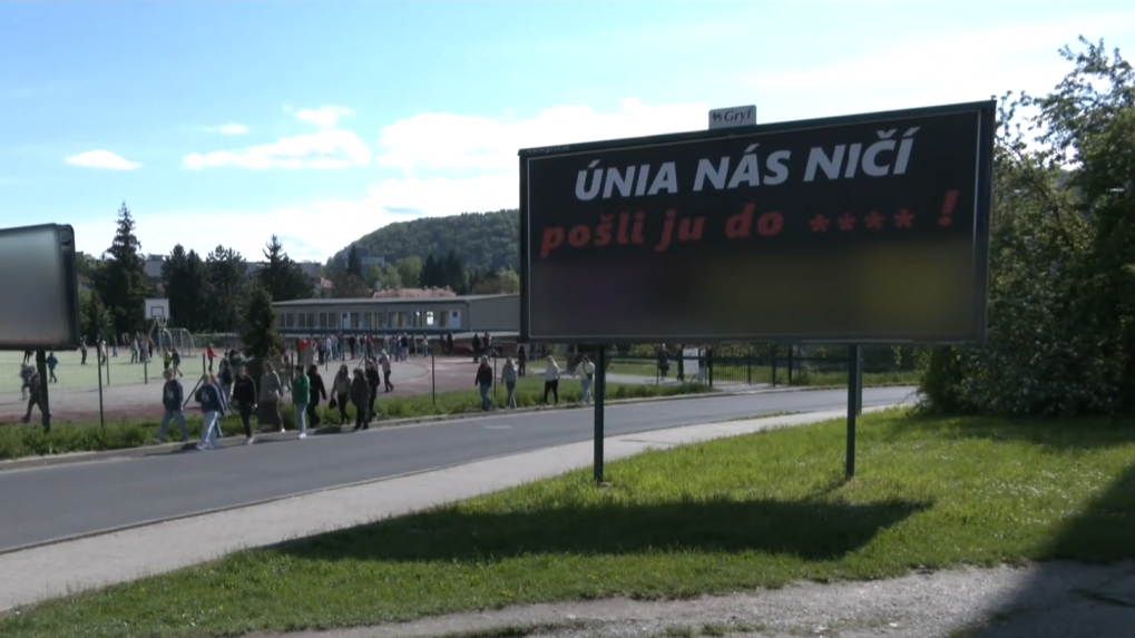 Kontroverzný volebný bilbord pri škole v Banskej Bystrici odstránili. Nabádal deti k používaniu vulgarizmov