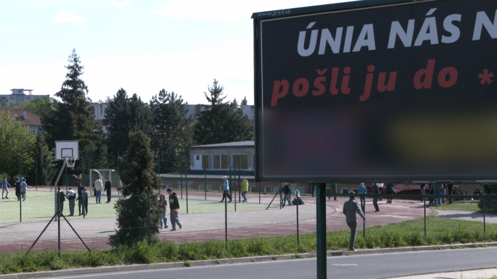 Volebný bilbord pri škole v Banskej Bystrici pobúril rodičov. Na jeho nevhodnosť upozornila aj psychologička