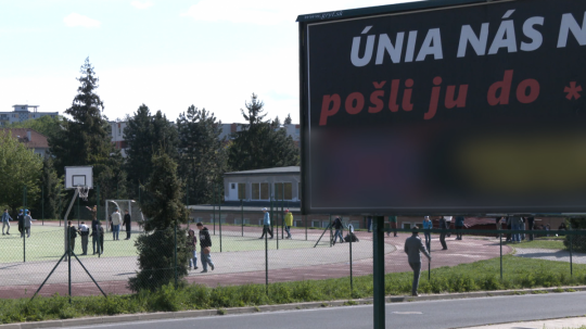 Kontroverzný bilbord pri základnej škole v Banskej Bystrici.