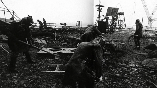 Archívna snímka hasičov odstraňujúcich rádioaktívny materiál po havárii v Černobyľskej elektrárni.