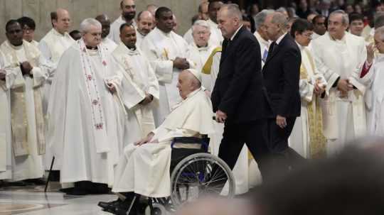 Pápež František prichádza slúžiť svätú omšu.