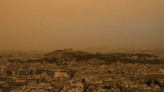 Na snímke pohľad na grécke mesto pokryté saharským prachom.
