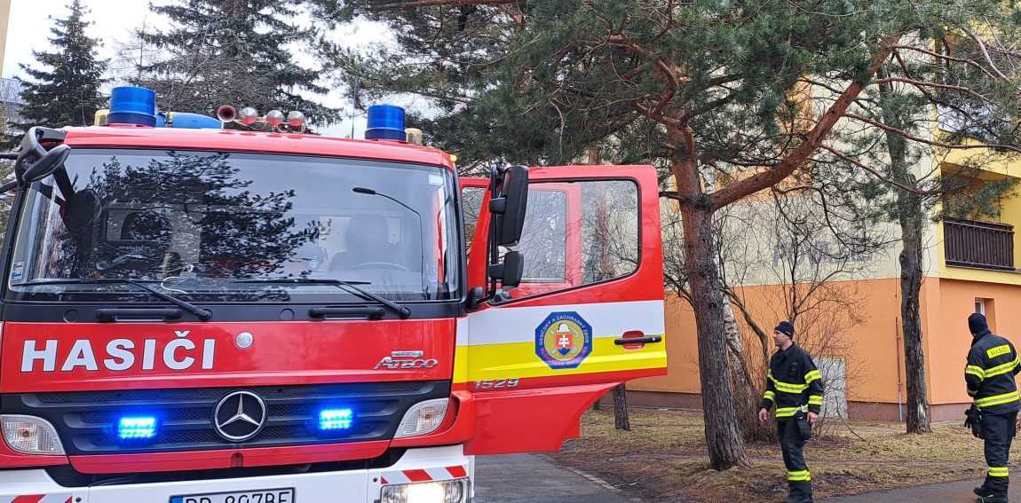 Výbuch plynovej bomby v bytovom dome na strednom Slovensku: Traja ľudia sa zranili