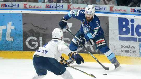 Zľava Nerijus Ališauskas (Spišská Nová Ves) a Robert Jackson (Nitra) bojujú o puk v štvrtom zápase finále play off hokejovej Tipos extraligy.