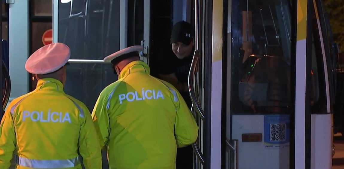 Policajti si posvietili na vodičov autobusov a električiek: Niektorí prišli o vodičák