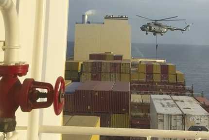 vrtuľník nad loďou