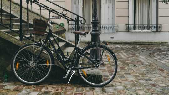 Bicykel v parížskom Montmartre.