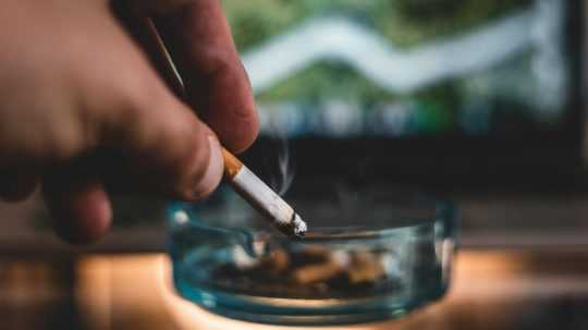 Ilustračná snímka zapálenej cigarety.
